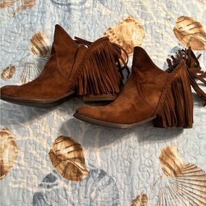 Size 8 1/2 ankle boots